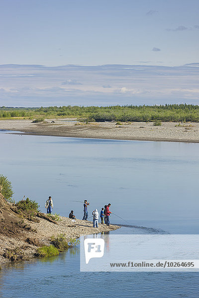 Vereinigte Staaten von Amerika USA Sommer Stange Fluss Dorf angeln Noatak Alaska