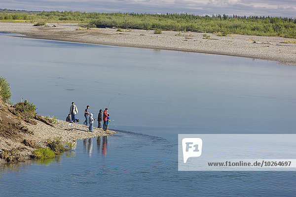 Vereinigte Staaten von Amerika USA Sommer Stange Fluss Dorf angeln Noatak Alaska