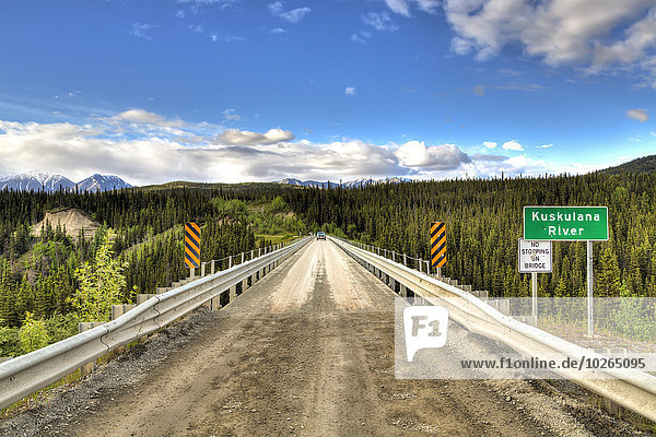 Nationalpark fahren Fernverkehrsstraße Brücke Fluss Lastkraftwagen Wrangell-St.-Elias-Nationalpark Mount Saint Elias