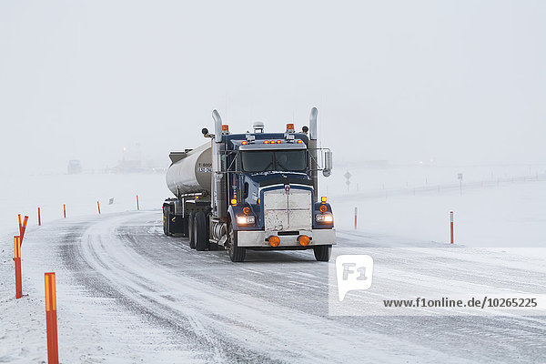 Winter Fernverkehrsstraße Eis Feld Lastkraftwagen Benzin Prudhoe Bay Bucht Öl