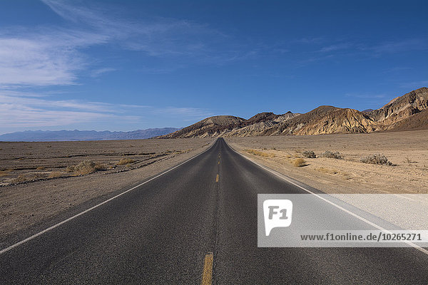 Vereinigte Staaten von Amerika USA Landschaft Fernverkehrsstraße Wüste Asphalt Death Valley Nationalpark Kalifornien