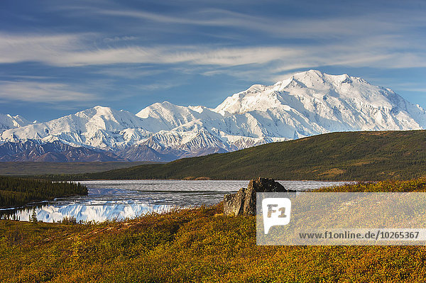 Landschaftlich schön landschaftlich reizvoll bedecken Wunder See Eis Herbst Ansicht Stück Mount McKinley Denali Nationalpark
