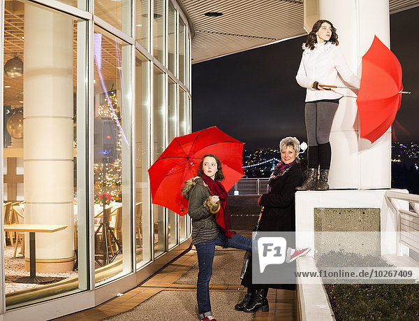 Frau Pose Regenschirm Schirm Zeit Weihnachten rot