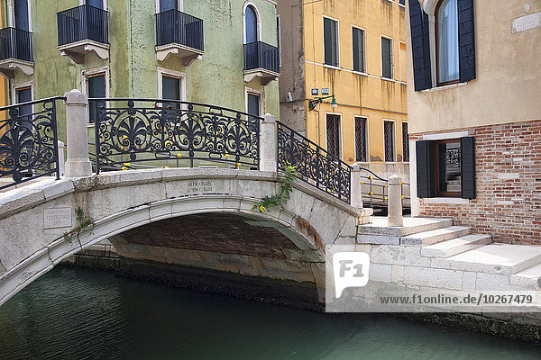 über Gebäude klein bunt Brücke Landschaftlich schön landschaftlich reizvoll Italien Venedig