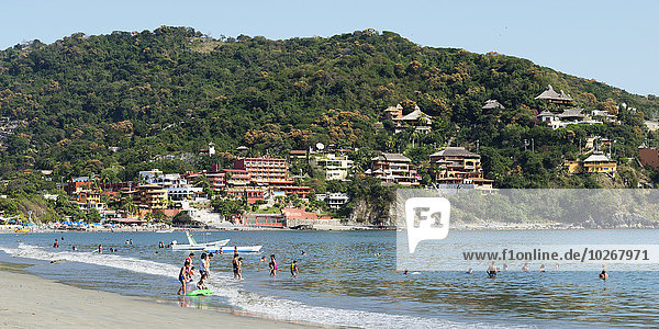Wasser Strand Gebäude Hügel Küste Mexiko vorwärts schwimmen Guerrero