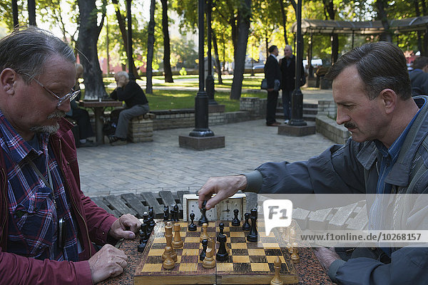 Kiew Hauptstadt Mann Schach spielen Ukraine