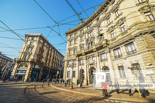 Fußgänger warten auf die Straßenbahn; Mailand  Lombardei  Italien