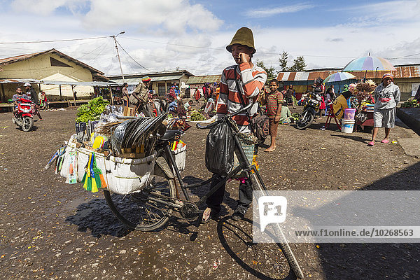 People at the market  Wamena  Papua  Indonesia