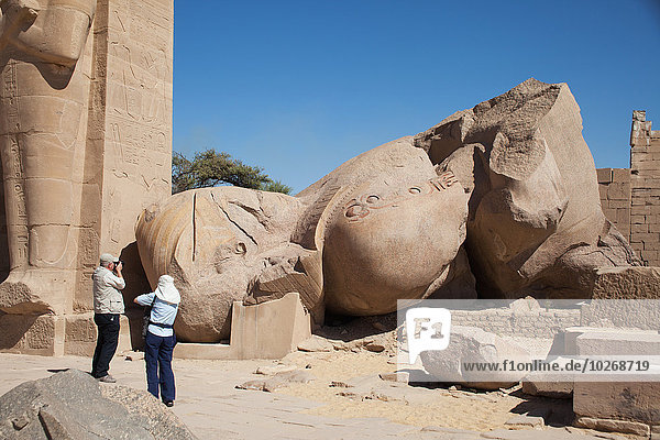 fallen fallend fällt Statue Ägypten Luxor