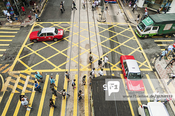 Straße Fußgängerüberweg Lastkraftwagen Taxi groß großes großer große großen Fußgänger China Hongkong Straßenverkehr