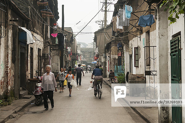 entfernt Fahrradfahrer Straße Nebel Fußgänger China alt Pagode Wuhan