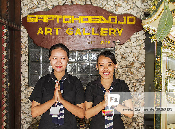 Frau Eingang grüßen Kunst Galerie Gast Indonesien Yogyakarta
