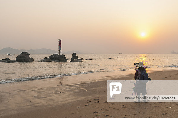 junge Frau junge Frauen Fotografie nehmen Strand Sonnenuntergang China Xiamen