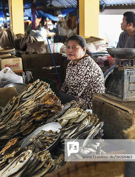 Fisch Pisces getrocknet Indonesien Markt Straßenverkäufer