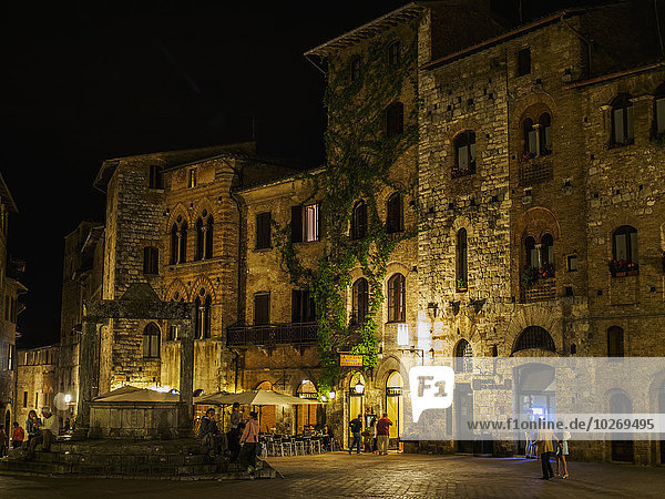 Wand Nacht klein Stadt Ansicht Platz Toskana Italien San Gimignano Siena
