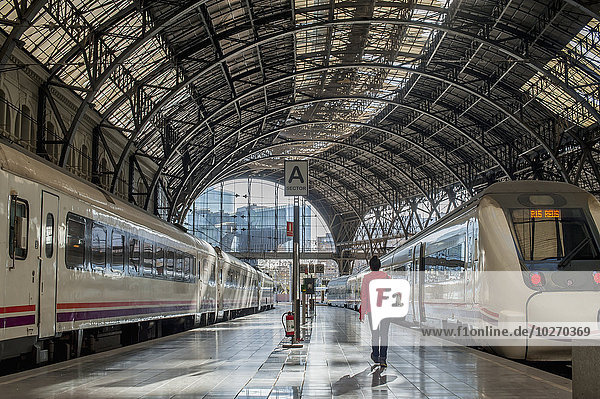 Barcelona Spanien Haltestelle Haltepunkt Station Zug