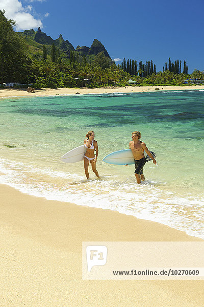Pärchen im Wasser mit Bodyboards; Kauai  Hawaii  Vereinigte Staaten von Amerika
