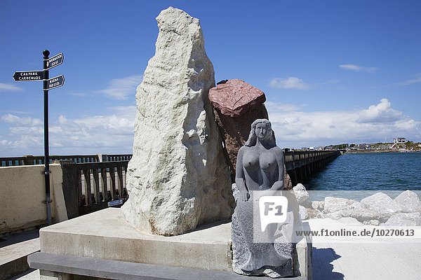 Statue einer Meerjungfrau  die am Ufer des Wassers sitzt; Fenit  Grafschaft Kerry  Irland
