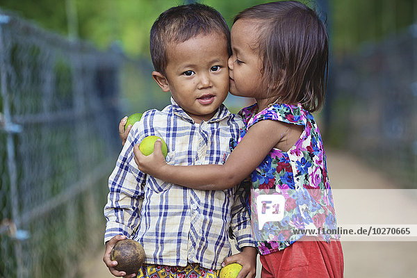 Junge - Person küssen jung Mädchen Kambodscha