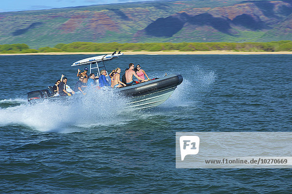 Touristen in einem Schnellboot entlang der Na-Pali-Küste; Kauai  Hawaii  Vereinigte Staaten von Amerika