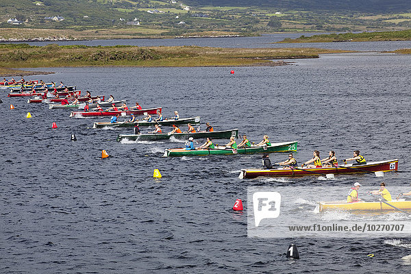 hoch oben Boot Rudern Menschenreihe Kerry County Irland Waterville