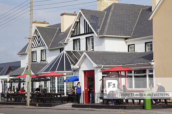 Gäste auf der Terrasse eines Außenrestaurants des Bayview Hotels; Waterville  Grafschaft Kerry  Irland