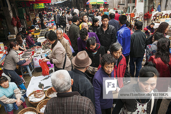 Bashi-Markt  achter Markt  ein traditioneller chinesischer Markt  auf dem wir alle Arten von Lebensmitteln finden können; Xiamen  Provinz Fujian  China