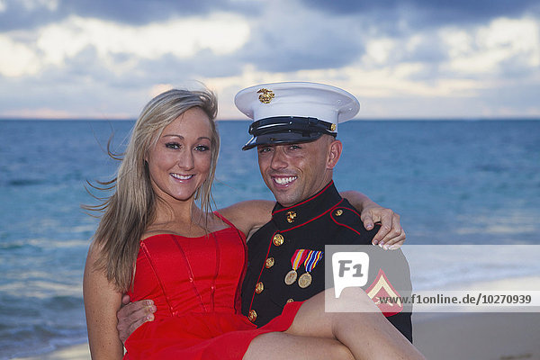Marine und seine Frau verloben sich am Strand; Kailua  Insel Hawaii  Hawaii  Vereinigte Staaten von Amerika
