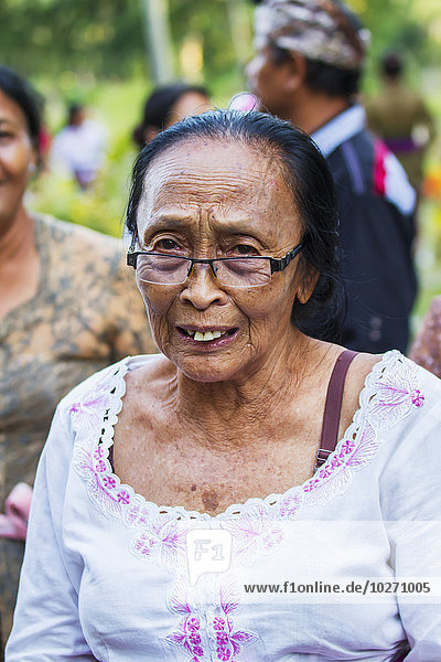 Ältere Frau bei einer Ngaben- oder Einäscherungszeremonie  Klungkung  Bali  Indonesien