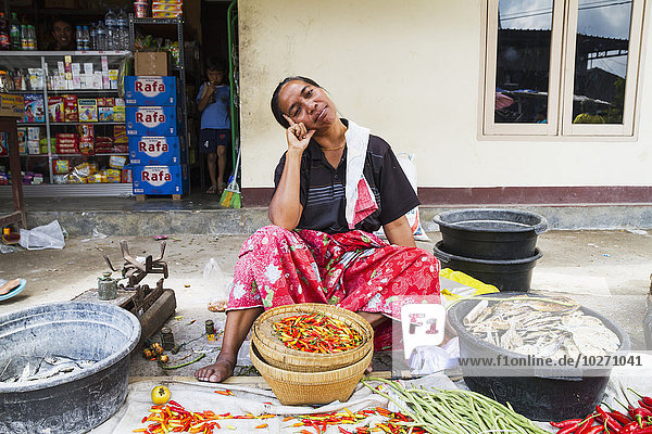 Frau verkauft scharfe Paprika auf dem Wochenmarkt  Semparu  Lombok  West Nusa Tenggara  Indonesien