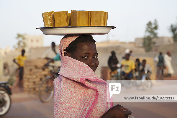 Frau trägt Seifenstücke auf dem Kopf in Mopti  Mali