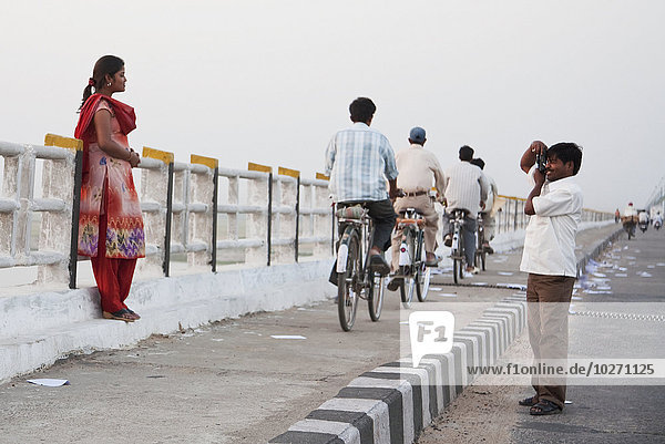 Mann fotografiert seine Frau auf der Mahatma Gandhi Seti (Brücke)  Patna  Bihar  Indien