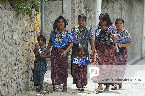 Maya-Frauen und -Kinder  Panajachel  Solol