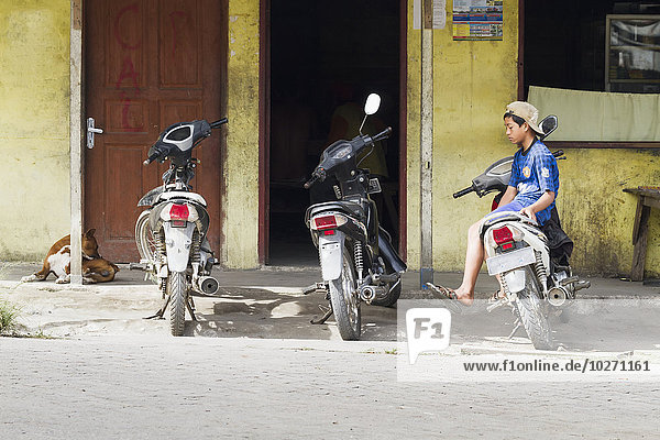 Geparkte Motorräder und Junge  Dokan  Nordsumatra  Indonesien