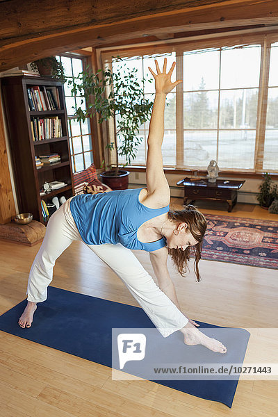 Innenaufnahme Frau üben Yoga Studioaufnahme