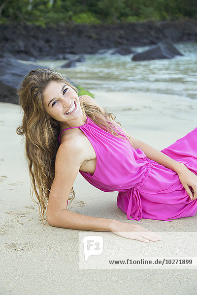 Porträt einer Frau in einem rosa Kleid am Strand; Kauai  Hawaii  Vereinigte Staaten von Amerika'.