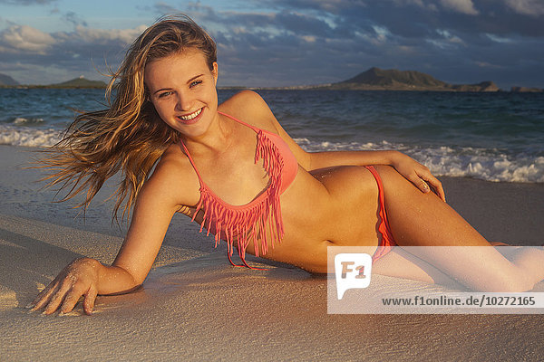 Teenager-Mädchen am Strand; Kailua  Insel Hawaii  Hawaii  Vereinigte Staaten von Amerika'.