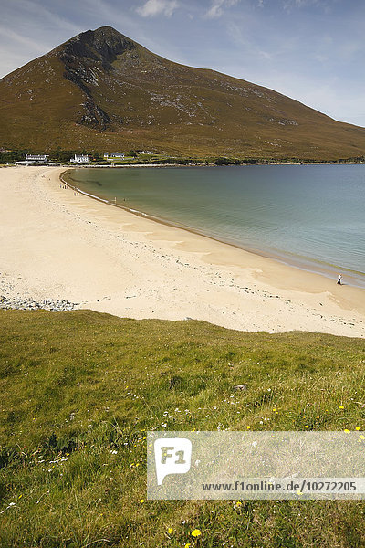 Doogort Strand und Slievemore Berg auf der Insel Achill  Wild Atlantic Way; Grafschaft Mayo  Irland'.
