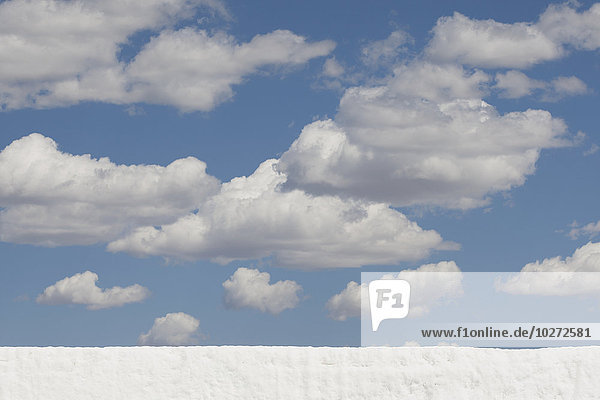 Schneewand mit bauschigen Wolken und blauem Himmel darüber  Park City  Utah  USA