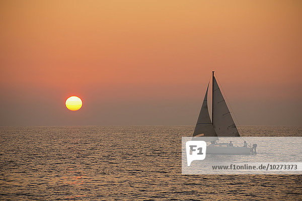 Segelboot bei Sonnenuntergang; Wailea  Maui  Hawaii  Vereinigte Staaten von Amerika'.