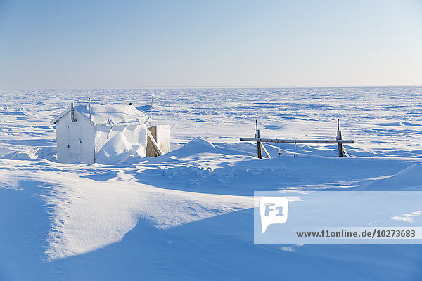 Schneeverwehungen bedecken die Gebäude des Sommerlagers in Point Barrow  Arctic Alaska  im Winter; Barrow  Alaska  Vereinigte Staaten von Amerika'.
