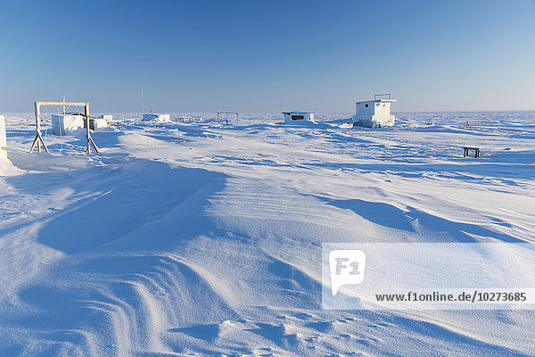 Schneeverwehungen bedecken die Gebäude des Sommerlagers in Point Barrow  Arctic Alaska  im Winter; Barrow  Alaska  Vereinigte Staaten von Amerika'.