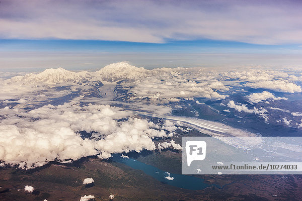 entfernt niedrig Amerika Wolke Ansicht Verbindung Berg hoch oben Mount McKinley Denali Nationalpark Luftbild Fernsehantenne Alaska