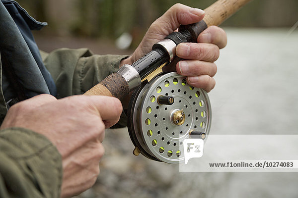 Ein Angler  der im Chilliwack River mit einer Angelrolle fischt; Chilliwack  British Columbia  Kanada'.