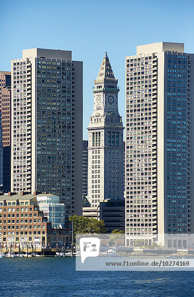 Boston Skyline von der Bucht aus gesehen  der Custom House Tower befindet sich zwischen den beiden Hochhäusern; Boston  Massachusetts  Vereinigte Staaten von Amerika'.