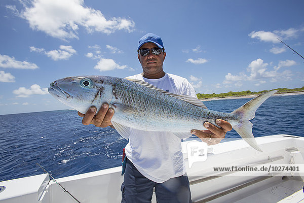Fischer mit frisch gefangenem Jobfish; Tahiti'.