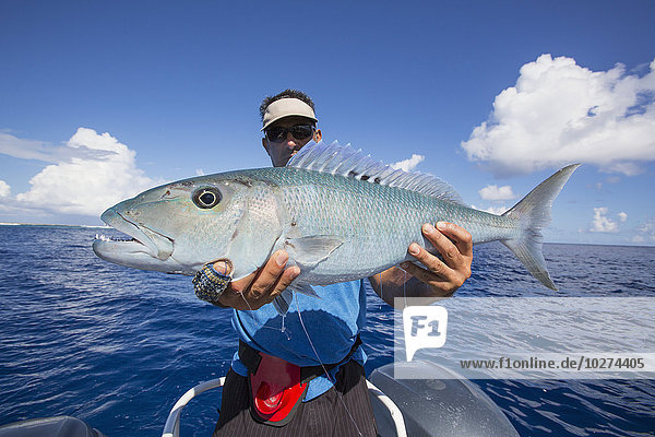 Fischer mit frisch gefangenem Jobfish; Tahiti'.