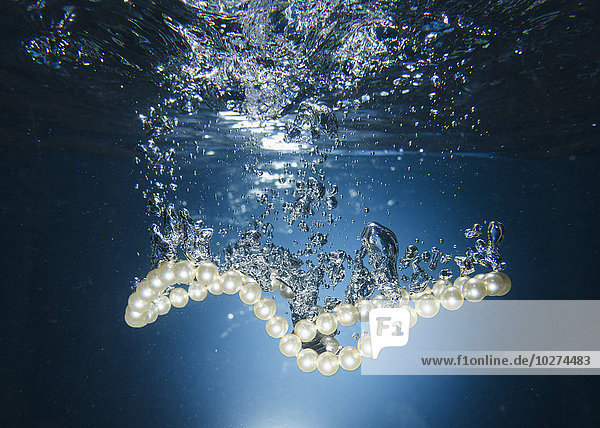 Perlenkette unter Wasser; Tarifa  Cadiz  Andalusien  Spanien'.