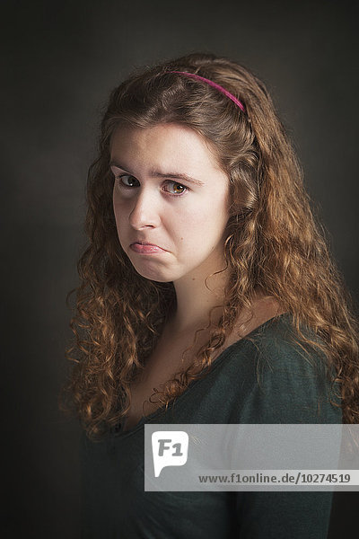 Porträt einer jungen Frau mit traurigem Gesicht; Vereinigte Staaten von Amerika'.