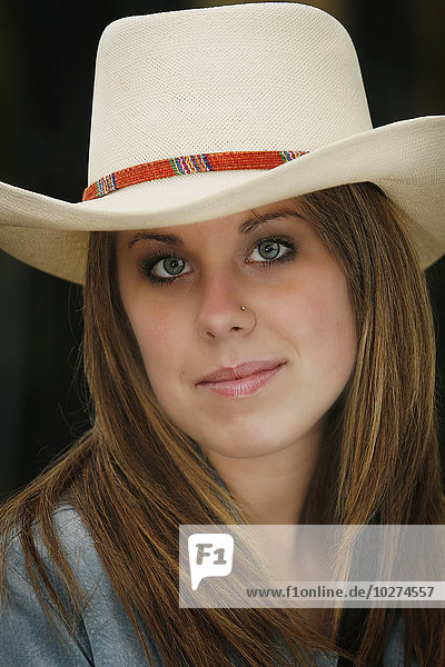 Porträt einer jungen Frau mit Cowboyhut; Vereinigte Staaten von Amerika'.